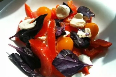 Салат со сладким перцем, базиликом и моцареллой