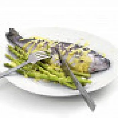 Форель с миндалем и спаржей