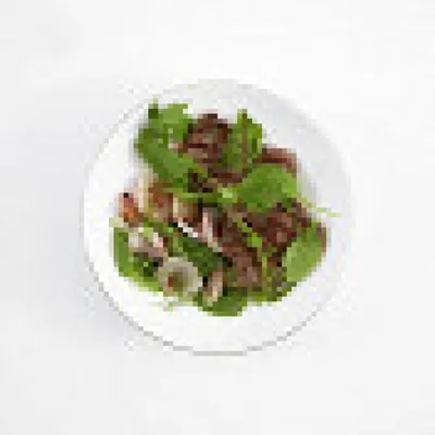 Говядина с маринованным луком