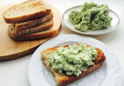 Закрытые бутерброды с зеленью и яйцом