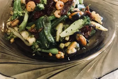 Морской коктейль с овощами