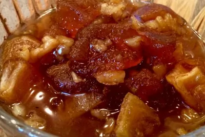 Варенье из яблок с грецкими орехами, коньяком и пряностями
