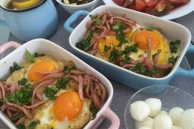 Яичница с докторской колбасой в хлебе