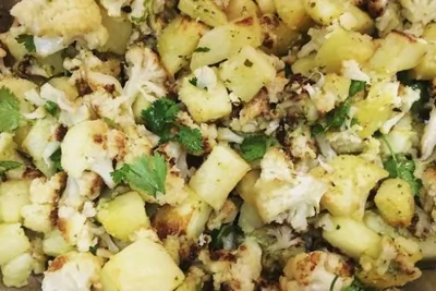 Запеченная картошка и цветная капуста под соусом песто