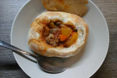 Суп-гуляш в хлебе