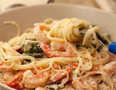 Паста со спаржей и креветками в сливочном соусе