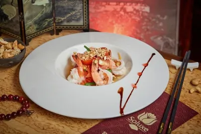 Салат из папайи, креветок и кешью