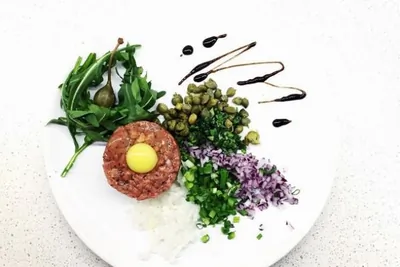 Тартар из говядины с перепелиными яйцами