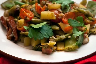 Чечевица с овощами и беконом