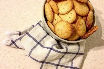 Печенье с крупной солью и корицей