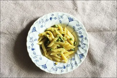 Пенне со спаржей и яичным соусом