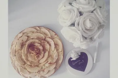 Шарлотка из домашних яблок и рисовой муки