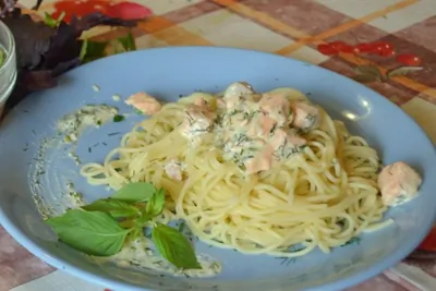 Спагетти с лососем в сметанно-сливочном соусе