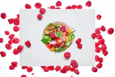 Овощной салат с малиной и фезалисом, заправленный легким гаспачо