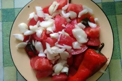 Печеный красный перец с розовыми помидорами и луком по-болгарски