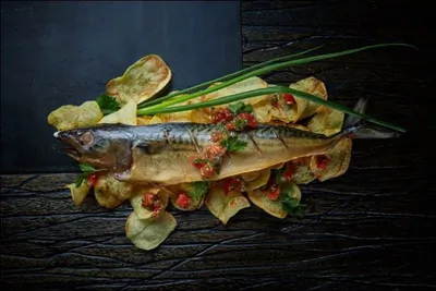 Скумбрия копченая с домашними чипсами и красной сальсой
