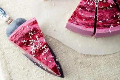 Сыроедческий малиновый пирог с кешью