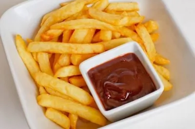 Картофель фри в чесночно-томатном соусе