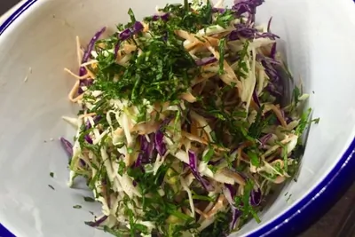 Салат Коул Слоу с чесночным маслом