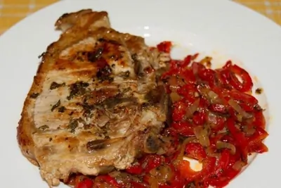 Свиной стейк на косточке с жареным перцем