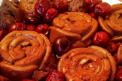 Воздушные шоколадные маффины с вишней