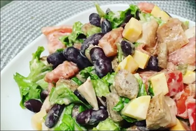 Сытный салат с курицей, сыром и сухариками