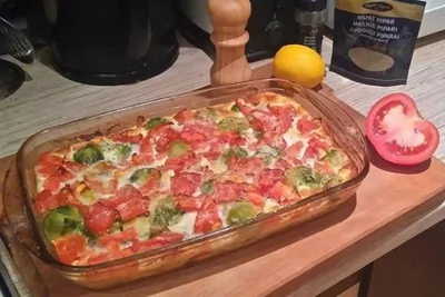 Запеченная брюссельская капуста с рыбой и помидорами