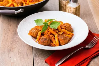 Митболы из говядины с пенне в пикантном томатном соусе