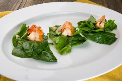 Салат из креветок с пхали из шпината и выдержанного сыра мотал