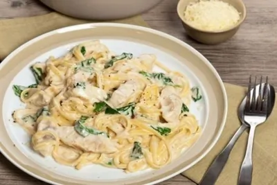Спагетти с курицей в сметаном соусе