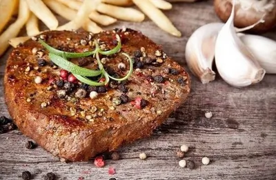 Перечный стейк с фри-картофелем