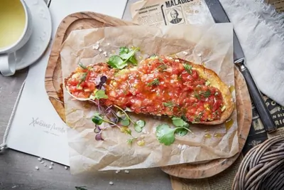 Брускетта с авокадо и помидорами