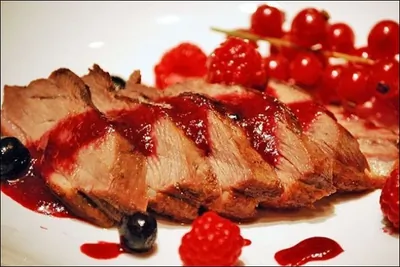 Гусь с брусникой