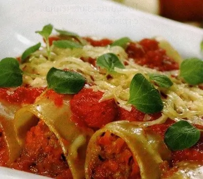 Каннеллони с мясной начинкой, запеченные в томатном соусе