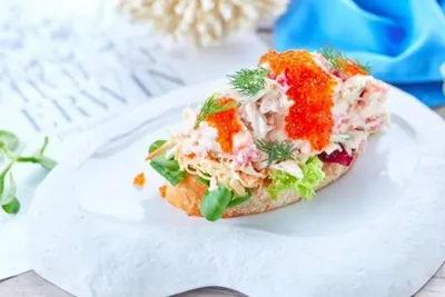 Брускетта с мясом камчатского краба