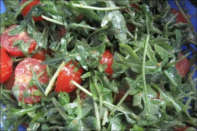 Салат из рукколы с медово-горчичным соусом