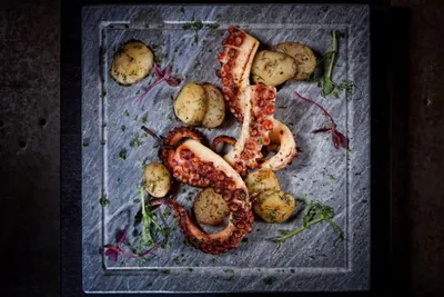 Осьминог на гриле с мини картофелем