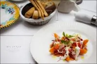 Итальянский салат с тартаром из клубники