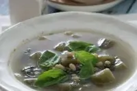 Фасолевый суп с баклажанами и белым вином