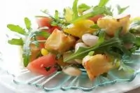 Салат с фасолью, рукколой и козьим сыром