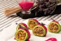 Цукини, фаршированные лапшой соба с говядиной под свекольным соусом