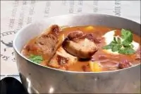 Фасолевый суп с колбасками-гриль