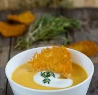 Тыквенный суп-пюре с чипсами из пармезана