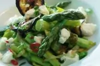 Салат со спаржей, баклажанами и сыром фета