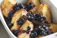 Печеные персики с ягодами