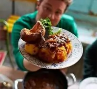 Запеченная говяжья грудинка с овощным пюре и булочками