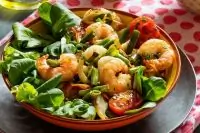 Теплый салат с морепродуктами и фасолью