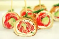 Блинчики с лососем, сливочным сыром и авокадо