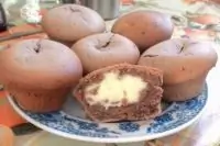 Шоколадные маффины с заварным кремом