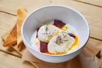 Бенедикт с йогуртом и острым маслом